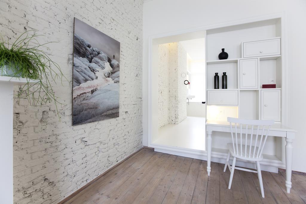 Maison Nationale City Flats & Suites Antwerpen Ruang foto Interior of a house with a wall paneling