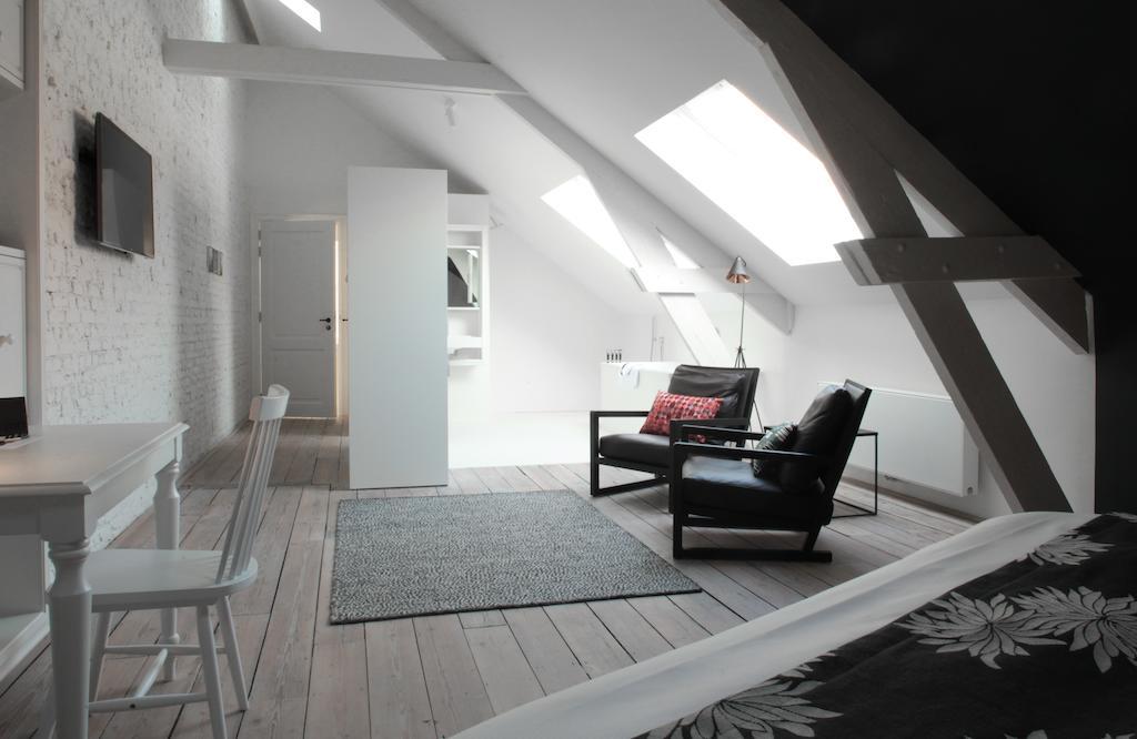 Maison Nationale City Flats & Suites Antwerpen Ruang foto A room in the attic of a house