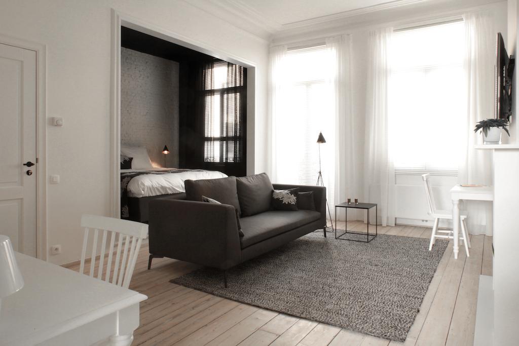 Maison Nationale City Flats & Suites Antwerpen Ruang foto A typical studio apartment