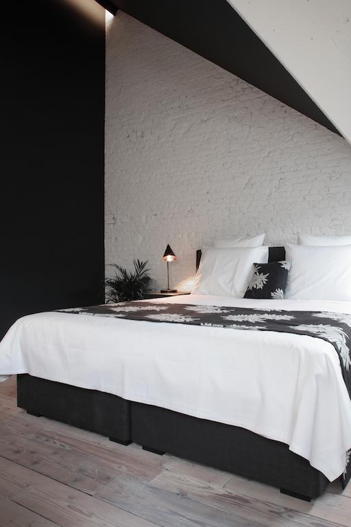 Maison Nationale City Flats & Suites Antwerpen Ruang foto A bedroom at the hotel