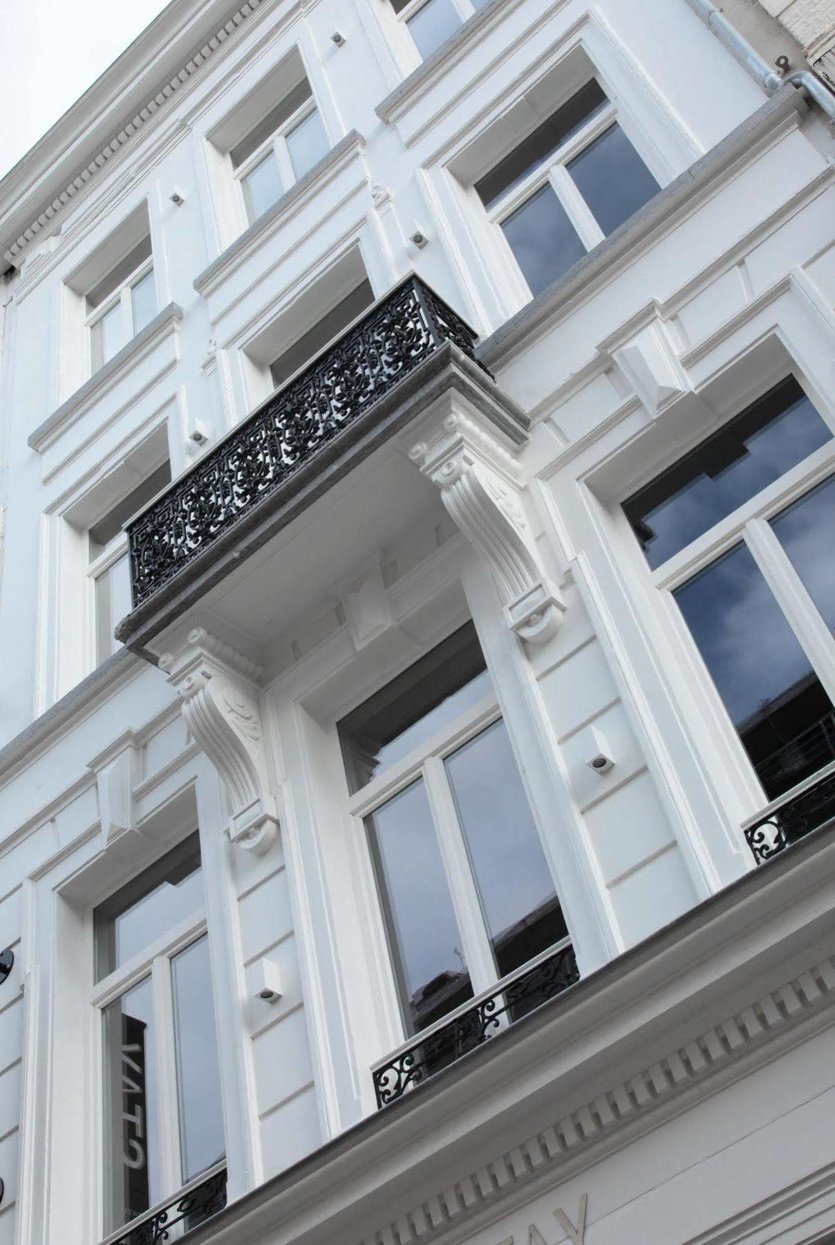 Maison Nationale City Flats & Suites Antwerpen Bagian luar foto The balcony of the house at 1006 Amsterdam, where the Beatles stayed during their visit to the Netherlands